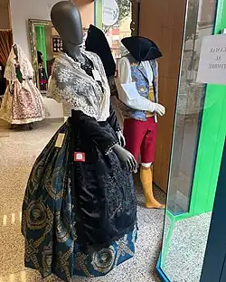 El traje de castellonera y castellonero se utiliza en la ciudad de Castellón de la Plana (Comunidad Valenciana) para realizar sus festividades tradicionales.