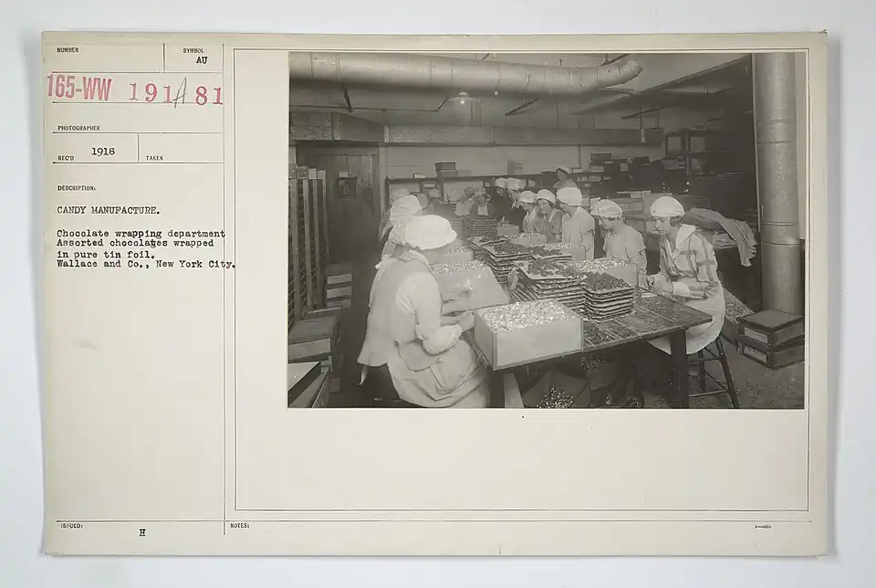 Operarias envolviendo chocolate en papel de estaño (1947)