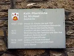 Placa informativa situada en el exterior del templo.