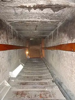 Pasaje de descenso al interior de la pirámide.