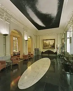 Vestíbulo de entrada, con pintura en el techo de Ruud van de Wint y en la pared " The Horse Inspection " de Otto Eerelman