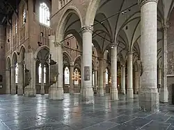 Interior de la iglesia de San Pedro (1390-1570), Leiden, ejemplo de gótico brabantino tardío