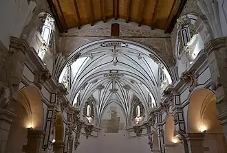 Iluminación interior de la iglesia.