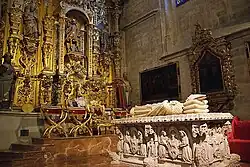Sepulcro del cardenal Cervantes, en la Capilla de San Hermenegildo de la Catedral de Sevilla, tallado por Lorenzo Mercadante de Bretaña.