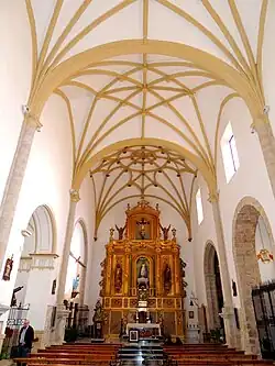 Interior de la Iglesia y retablo mayor al fondo