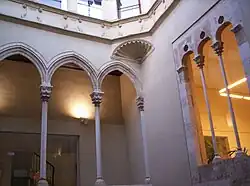Arcos del nivel intermedio del mismo palacio.