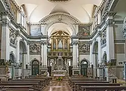 L'interior de la iglesia