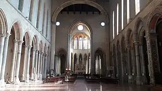 Interior de San Lorenzo Maggiore en Nápoles (1235-siglo XVIII)