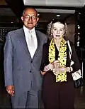 Isabel del Puerto en 2013 a sus 91 años con su representante en México.