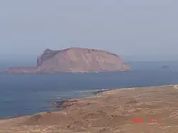 El islote de Montaña Clara visto desde las Montañas Agujas