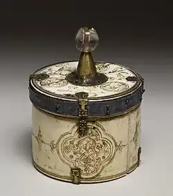 Píxide con arabescos.