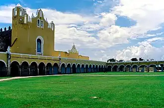 Vista del convento de San Francisco, en Izamal.