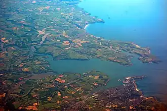 Carrick Roads en Cornualles bordeado por Penryn, Falmouth & St. Mawes. (tomada desde el vuelo AF0349)