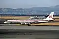 El avión involucrado en el accidente en junio de 1980 mientras operaba para Japan Airlines y 5 meses antes de que fuera arrendado a Aeronaves del Perú. Al fondo se ve un Boeing 727 operado por Trans World Airlines.