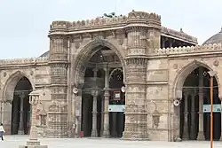 Mezquita del Viernés (1424-1470) en Ahmedabad, ejemplo de la arquitectura gujaratí. Perdió los dos minaretes, de los que quedan restos, en los terremotos de 1819 y 1956.