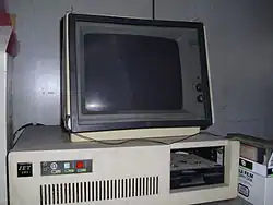 Un clónico compatible IBM PC de 1980 con una bahía de unidad de 5,25 pulgadas de altura completa que contiene una unidad de disquete de media altura de 5,25 pulgadas La otra mitad suele contener una segunda unidad o un disco duro.