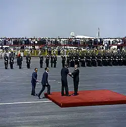 El Presidente estadounidense John F. Kennedy saludando al Presidente mexicano Adolfo López Mateos en el Aeropuerto Internacional de la Ciudad de México en junio de 1962.