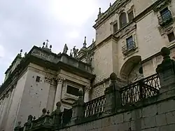 Vista de la logia en el ángulo que forman el cuerpo principal con el Sagrario.