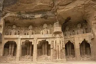 Monumentos y estatuas talladas en la roca de cuevas relacionadas con el jainismo, excavadas en la pared de la roca dentro de las cuevas de Siddhachal, fuerte Gwalior