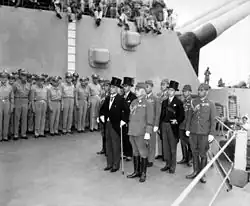 La delegación japonesa llega al USS Missouri, donde se firmó la rendición de Japón en la II Guerra Mundial.