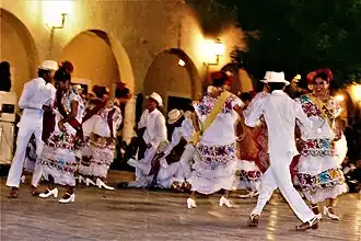 Danza Jarana con caída, Plaza Santa Lucía, Mérida, Yucatán, México, 1987.
