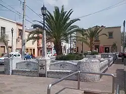 Una plaza pública con luz de día.
