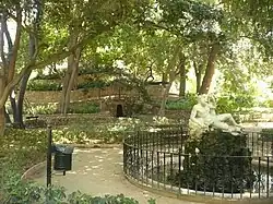 Mirador del jardín. Un montículo con cascada y distintos caminos que lo rodean