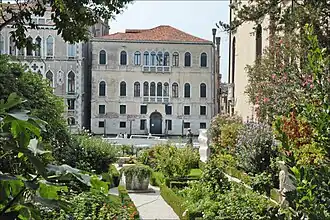 Jardín del Palacio Malipiero y el Gran Canal