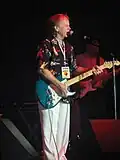 Al Jardine Voz, guitarra eléctrica, bajo sexto, guitarra acústica, banjo y contrabajo