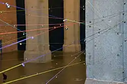 gomas de colores y cascabeles, partitura-instrumento para meterse dentro y hacerla sonar