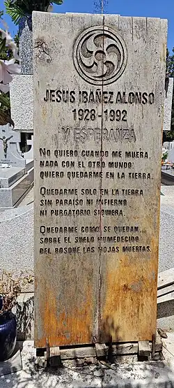 Lápida sepulcral con poema en la tumba de Jesús Ibáñez Alonso, «No quiero, cuando me muera» , en el Cementerio Civil de Madrid