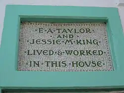 Inscripción sobre puerta lateral.