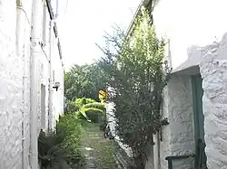 Casas de artistas a las que se accede por pasillos laterales.