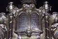 Detalle de pectoral para Torá con las Tablas de la Ley y los Diez Mandamientos en hebreo. Sinagoga sefardí, Praga, c. siglo XVIII-XIX.