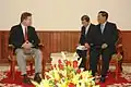 El senador de Virginia Jim Webb se reunió con el primer ministro Hun Sen el 19 de agosto de 2009 en Phnom Penh.