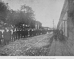 Paso del cortejo fúnebre frente al Teatro Colón[25]​