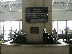 Inscripción en homenaje a Tom Jobim, en el Aeropuerto Internacional de Río de Janeiro «Tom Jobim» (Galeão).