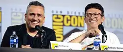 Joe y Anthony Russo hablando por micrófonos en la Comic-Con de 2019
