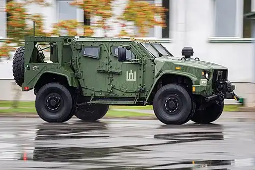Plasan suministró componentes para los JLTV de Oshkosh Corporation, y por un acuerdo de 300 millones de dólares, suministrará componentes de cabina para hasta 20 683 vehículos JLTV producidos por AM General.