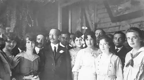 A black-and-white photograph of Jorge Meléndez surrounded by public workers