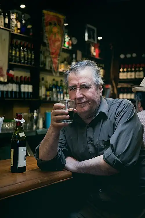 José Angel "Pepe" Cuevas, en Bar La Unión Chica, Santiago de Chile. Fotografía de Pato R. Gajardo, 2019