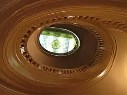 Escalera con claraboya de vidrio emplomado