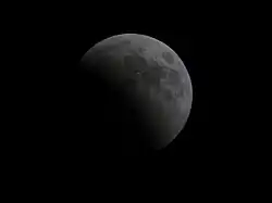 El comienzo del eclipse a las 18:52 UTC visto desde Atenas, Grecia.