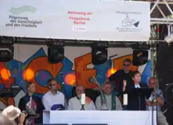 Margot Käßmann mit anderen Teilnehmern beim Kirchlichen Aktionstag 2019 am Fliegerhorst Büchel