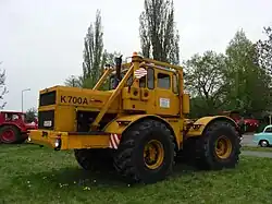 Tractor K-700 Kírovets el cual fue producido entre 1961 y el año 2000 en la planta