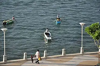 BLanchas a la espera en el KK waterfront