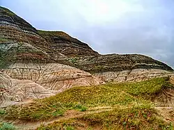 Badlands cerca de Drumheller, Alberta, donde la erosión ha dejado al descubierto el límite K–Pg