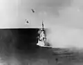 El USS Columbia segundos antes de ser impactado por un avión el 6 de enero de 1945.