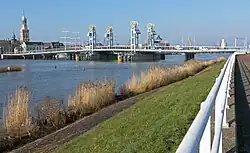Puente (el Stadsbrug) sobre el Isala en Kampen