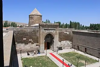 Patio y entrada al salón cubierto de Karatay Han (c. 1240)